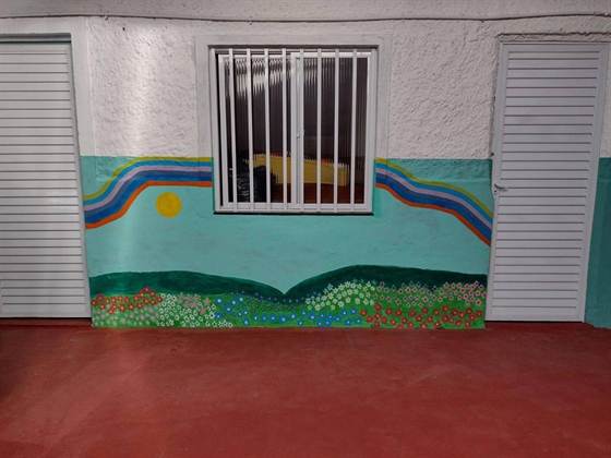 Mural de arco-íris, sol e campo de flores ao redor da janela