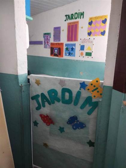 Entrada da turma Jardim, decorada com borboletas e estrelas